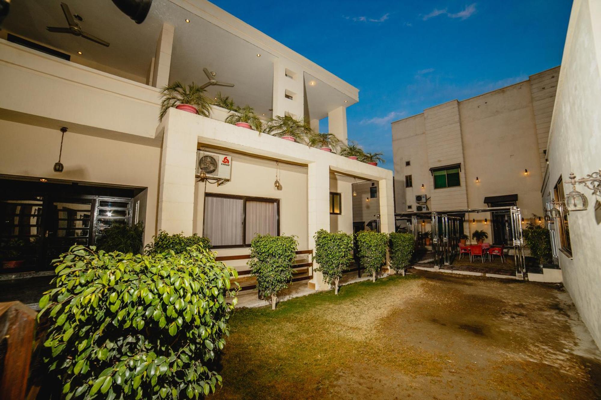 Vip House Peshawar Hotel Exterior photo